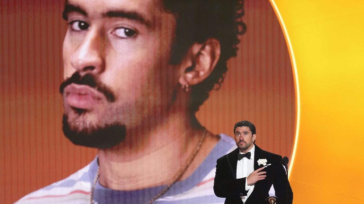 Grammy pro album roku si odnáší Bad Bunny, objevem se stala Olivia Dean